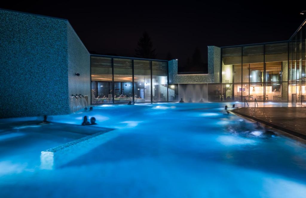 Bazén v ubytování Hôtel Cailler & Bains de la Gruyère nebo v jeho okolí