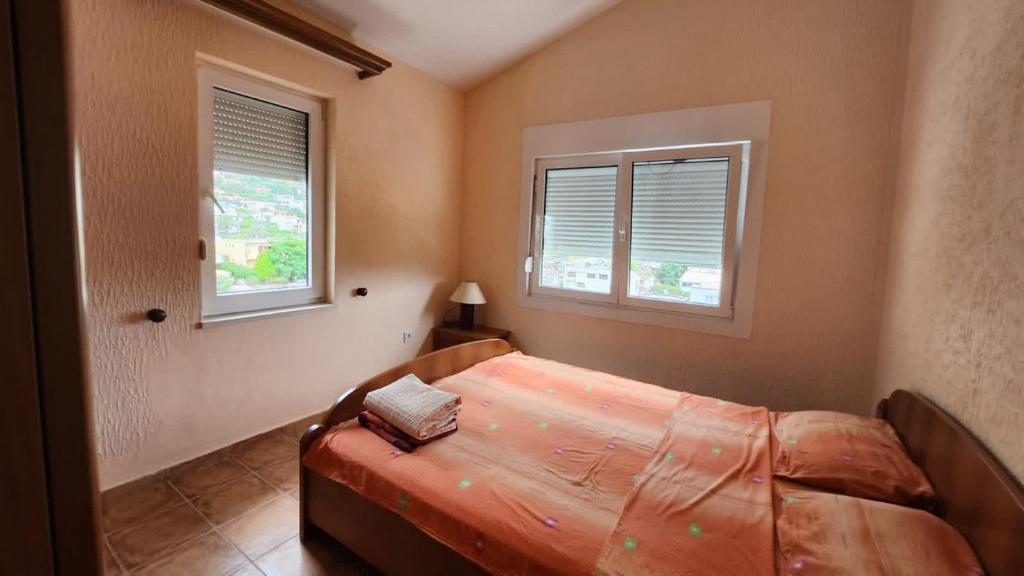 - une petite chambre avec un lit et 2 fenêtres dans l'établissement Duplex in Sutomore, à Sutomore