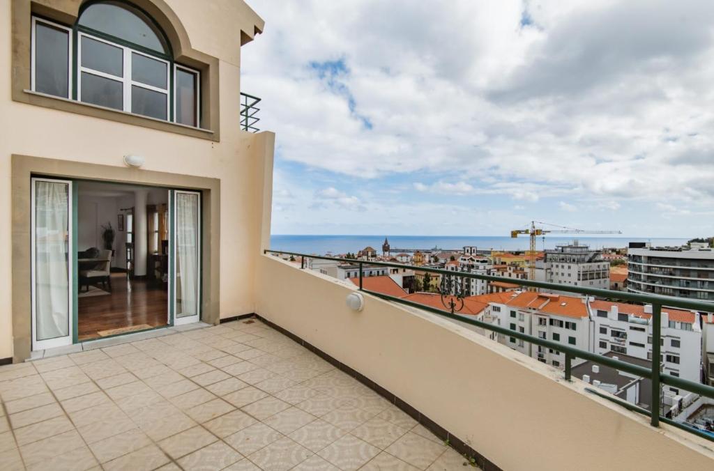 balcón con vistas al océano en A ver o mar rooms- Funchal city center, en Funchal