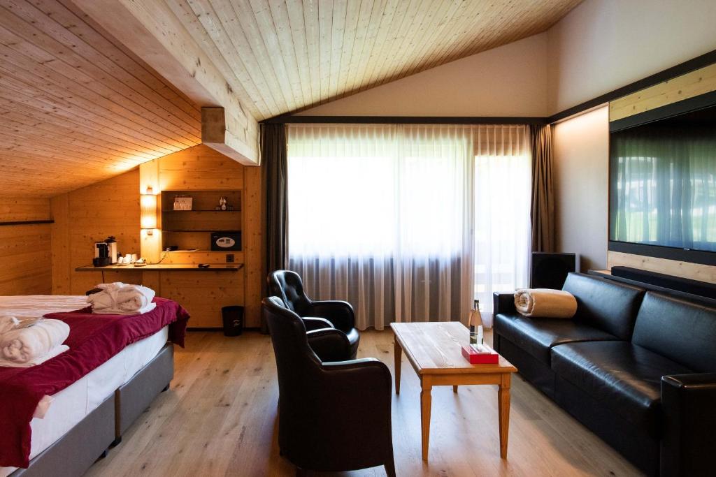 Postel nebo postele na pokoji v ubytování Hôtel Cailler & Bains de la Gruyère