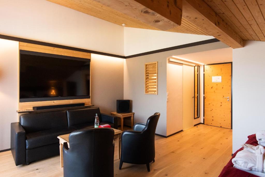 TV a/nebo společenská místnost v ubytování Hôtel Cailler & Bains de la Gruyère