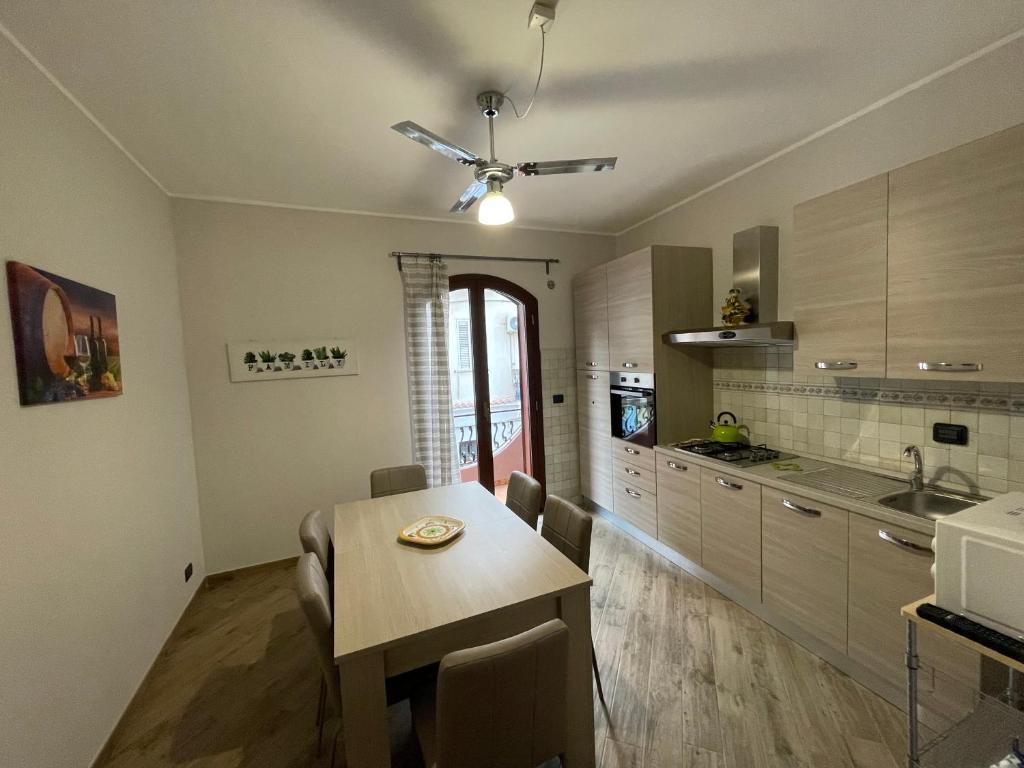 Kuchyňa alebo kuchynka v ubytovaní Casa Vacanza Giardini Naxos Sarahouse