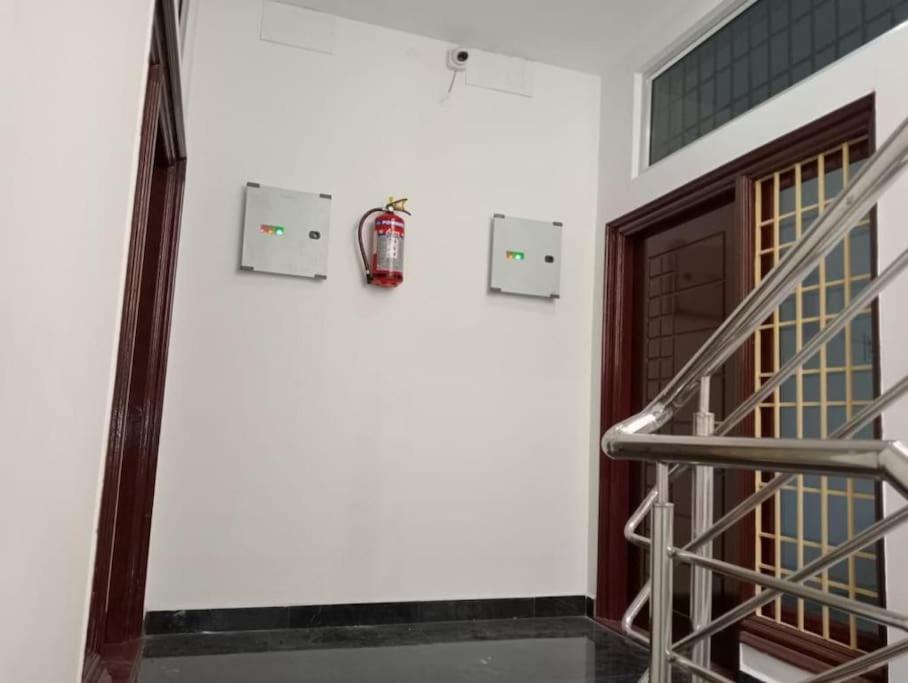una escalera que conduce a un edificio con puerta en Variyar Service Apartments Unit C 1st Floor, en Vellore