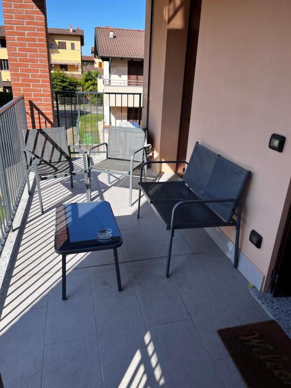 un patio con 2 sillas y una bolsa azul. en Home Sarenji en Trivolzio