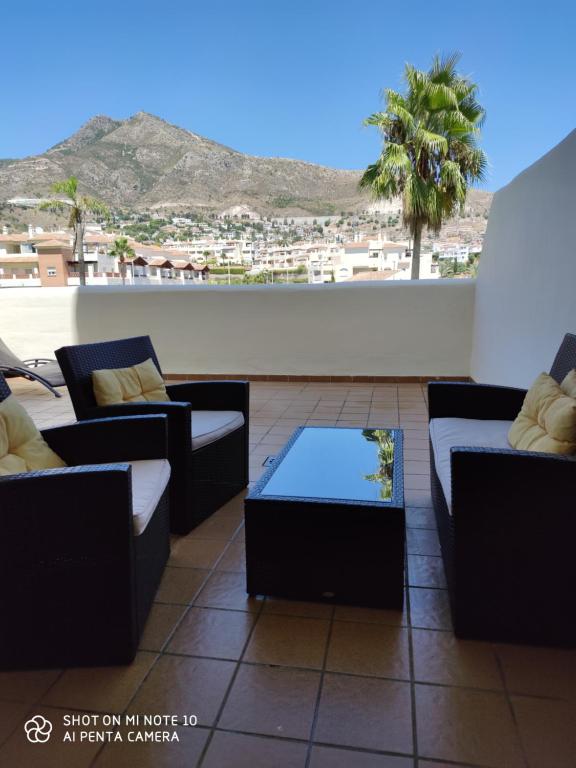 d'un balcon avec des canapés et une vue sur la ville. dans l'établissement Luxury two bed apartment with panoramic views, à Benalmádena