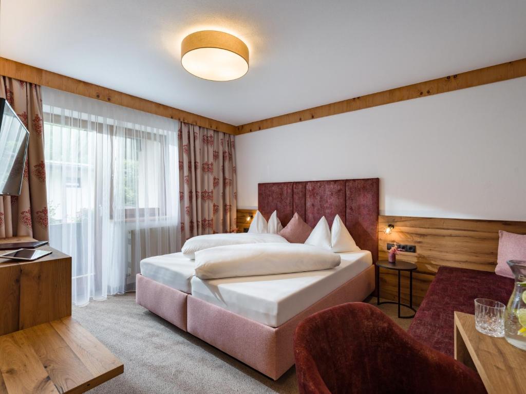 Postel nebo postele na pokoji v ubytování Hotel Landhaus Zillertal