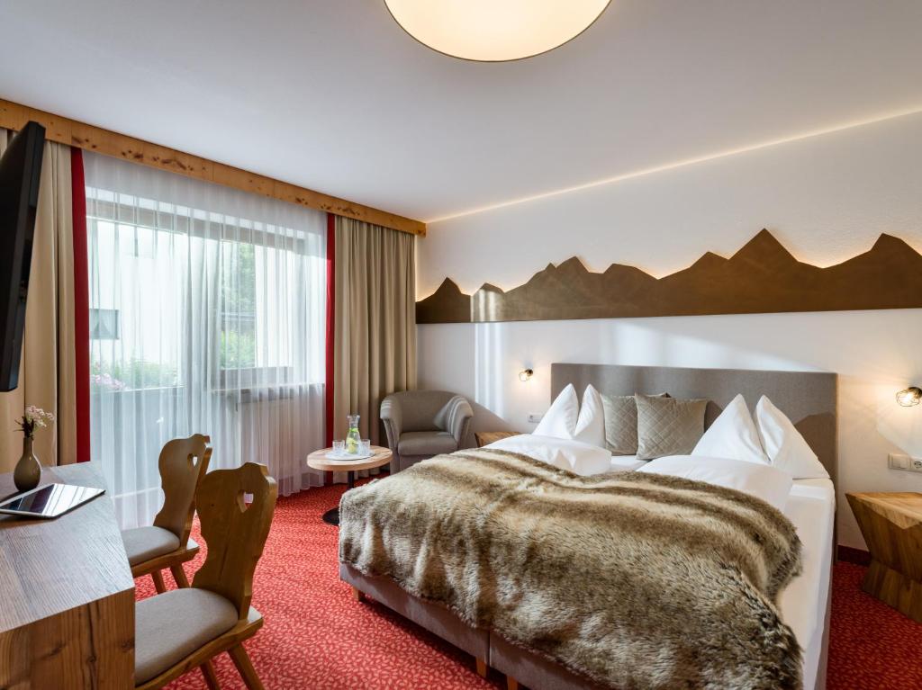 Postel nebo postele na pokoji v ubytování Hotel Landhaus Zillertal