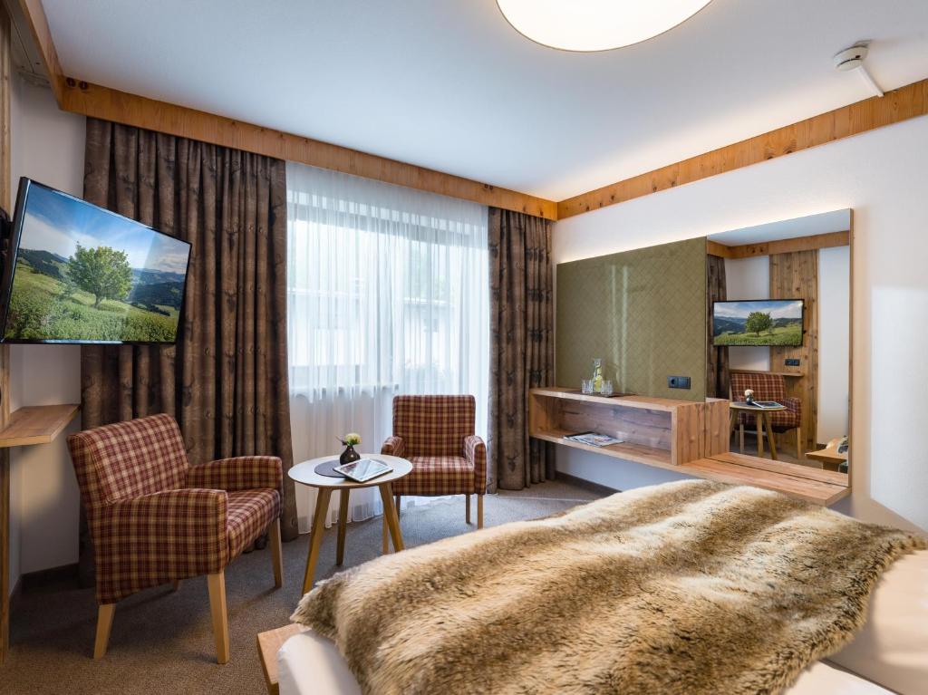TV a/nebo společenská místnost v ubytování Hotel Landhaus Zillertal