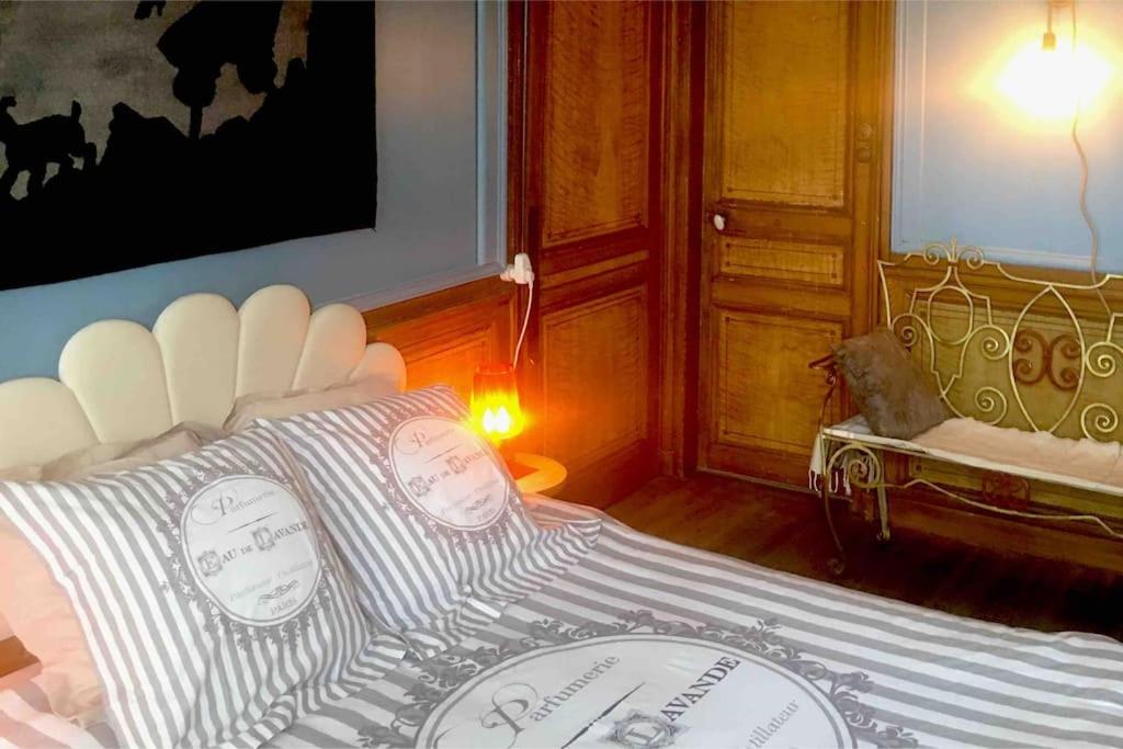 ein Schlafzimmer mit einem Bett mit einer Bettdecke darauf in der Unterkunft L’Annexe in Auxi-le-Château