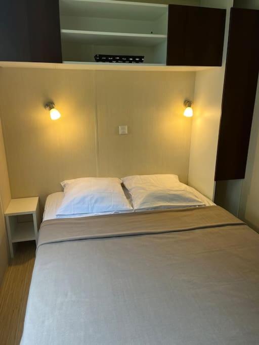 Postel nebo postele na pokoji v ubytování Mobil Home Ile du Rhin Camping Tohapi-Alsace
