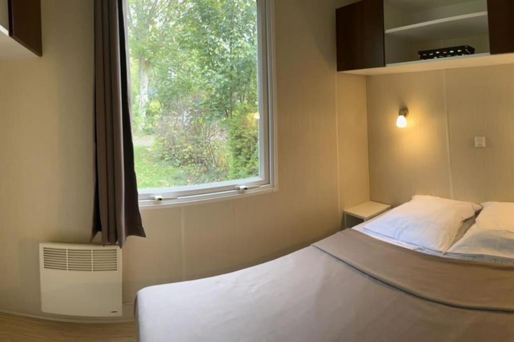 Postel nebo postele na pokoji v ubytování Mobil Home Ile du Rhin Camping Tohapi-Alsace
