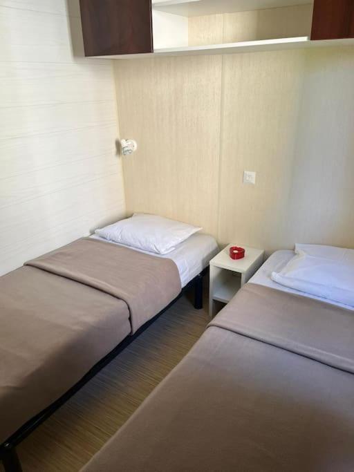Postel nebo postele na pokoji v ubytování Mobil Home Ile du Rhin Camping Tohapi-Alsace