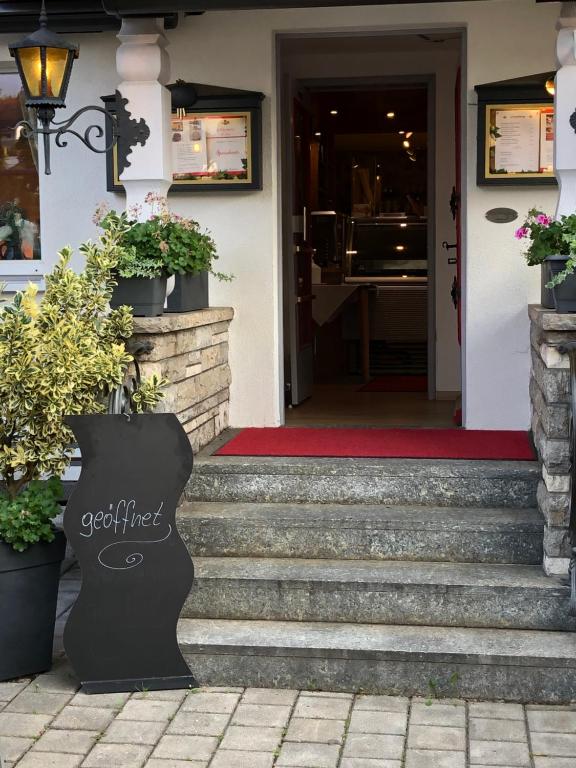 シャイデックにあるHotel Alpenrose gut schlafen & frühstückenのレストランの正面玄関へ続く一連の階段