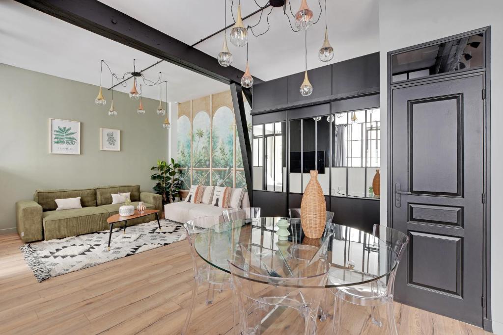 a living room with a glass table and a couch at GemBnB Luxury Apartments - Sedaine in Paris