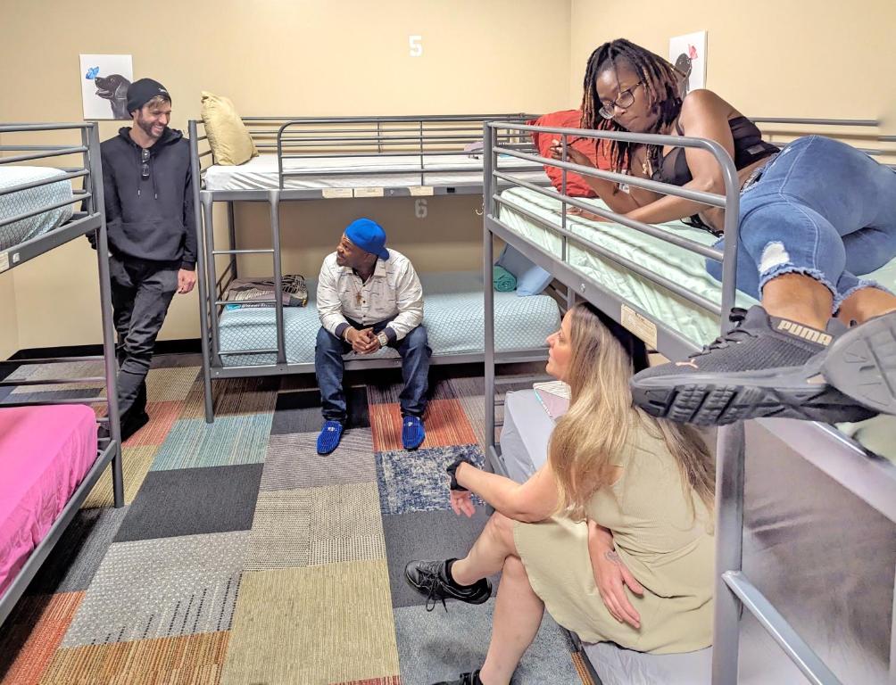 grupa osób na łóżkach piętrowych w pokoju wieloosobowym w obiekcie City House New Orleans Samesun w Nowym Orleanie