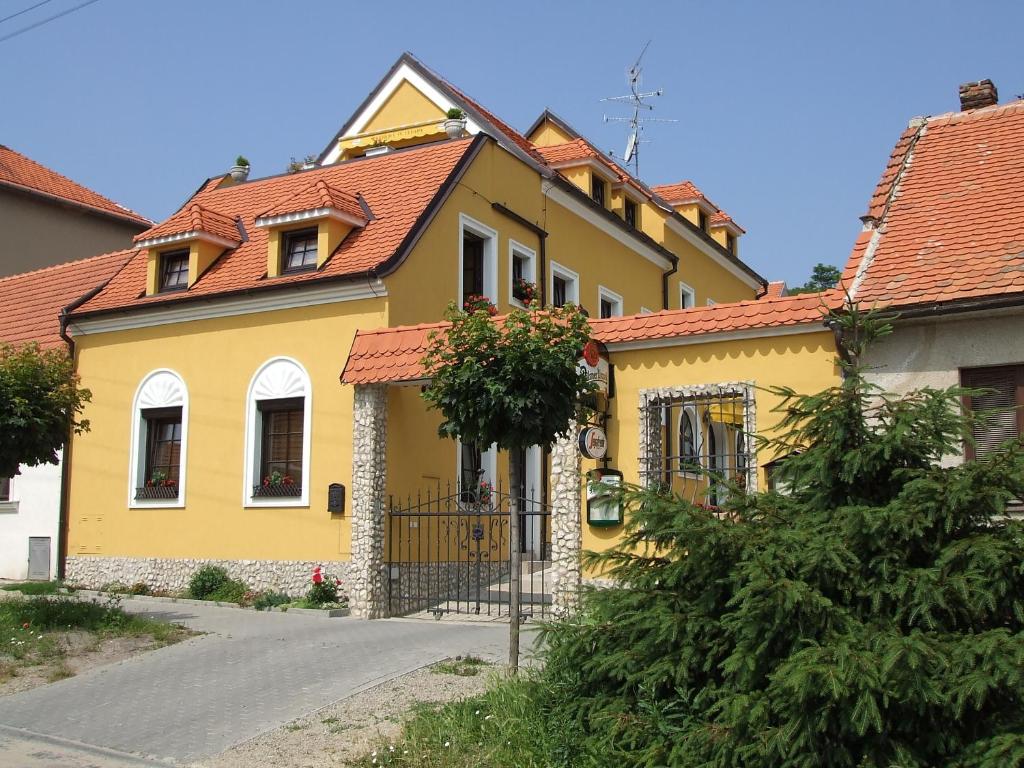 米庫洛夫的住宿－U svatého Urbana，黄色的房屋,有红色的屋顶