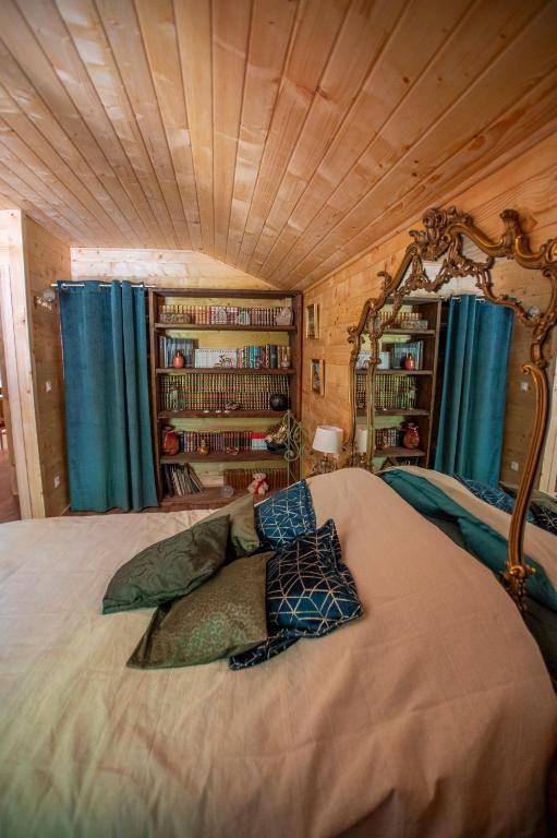 Postel nebo postele na pokoji v ubytování Chalet : le moulin du sagard