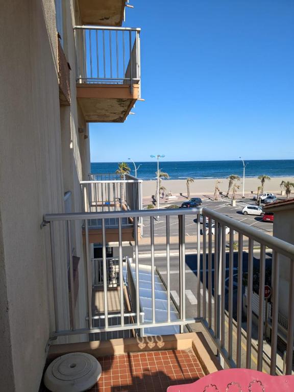 Elle comprend un balcon offrant une vue sur la plage. dans l'établissement Appartement T2 à deux pas de la plage - 4INDI54, à Canet