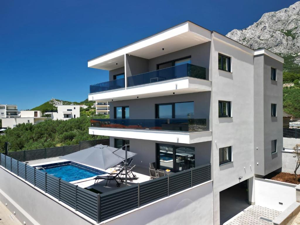 ein Haus mit Pool auf dem Dach in der Unterkunft Villa Adria in Makarska