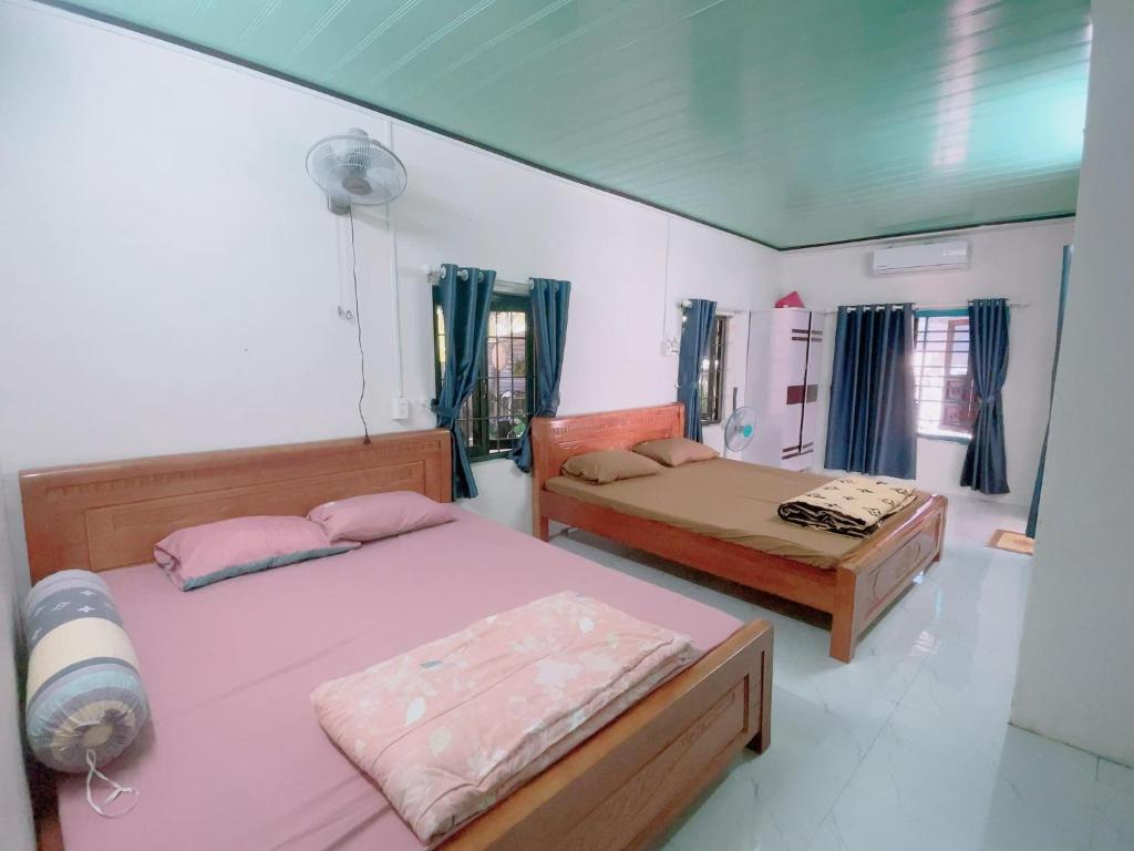 Zimmer mit 2 Betten und einem Zimmer mit in der Unterkunft phòng mùa thu in Tuy Hoa