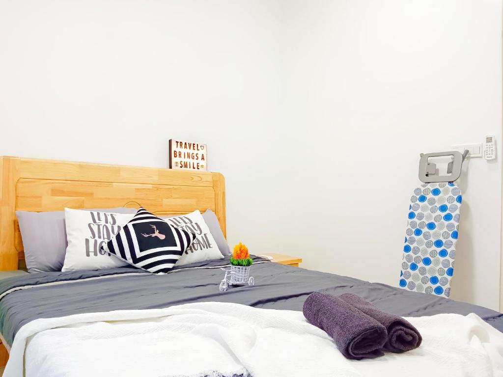 Postel nebo postele na pokoji v ubytování Medini LUXURY Suite, 3min to Legoland,3BR Netflix