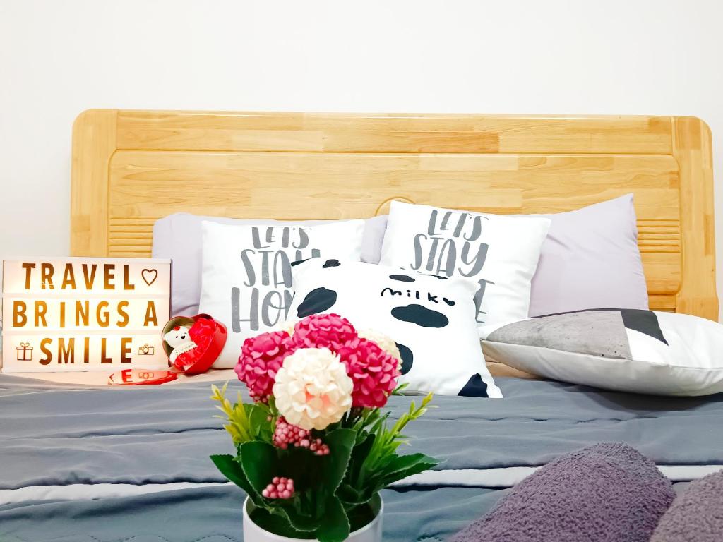 Postel nebo postele na pokoji v ubytování Medini LUXURY Suite, 3min to Legoland,3BR Netflix