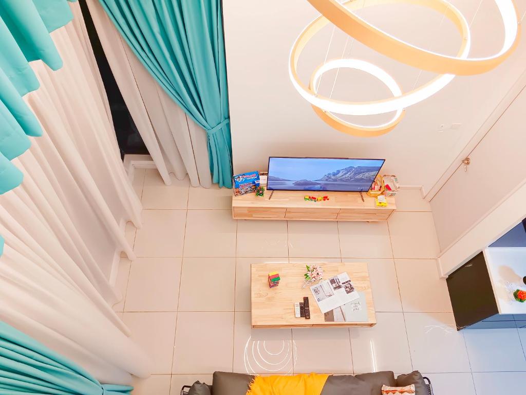TV a/nebo společenská místnost v ubytování Medini LUXURY Suite, 3min to Legoland,3BR Netflix