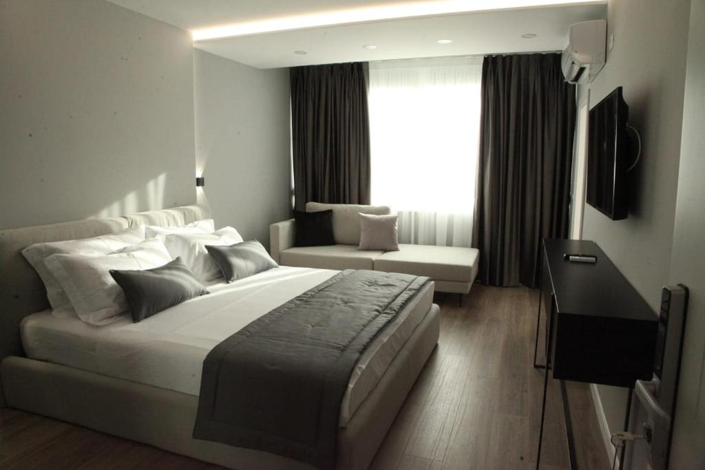 Tempat tidur dalam kamar di L’Hotel Tirana
