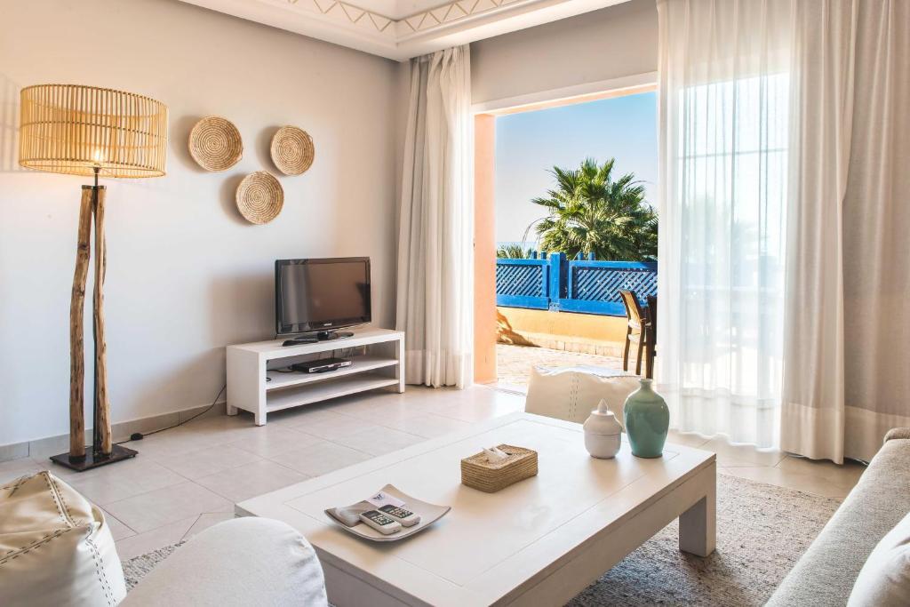 TV a/nebo společenská místnost v ubytování Paradis Plage Surf Yoga & Spa