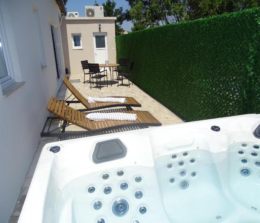 una bañera de hidromasaje en el patio de una casa en Holiday house Parancin, en Stankovci