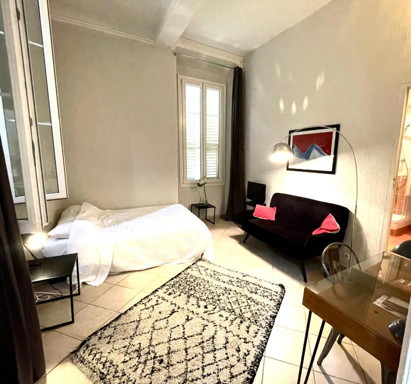 1 dormitorio con 1 cama, 1 silla y 1 mesa en Colonna Istria, en Niza