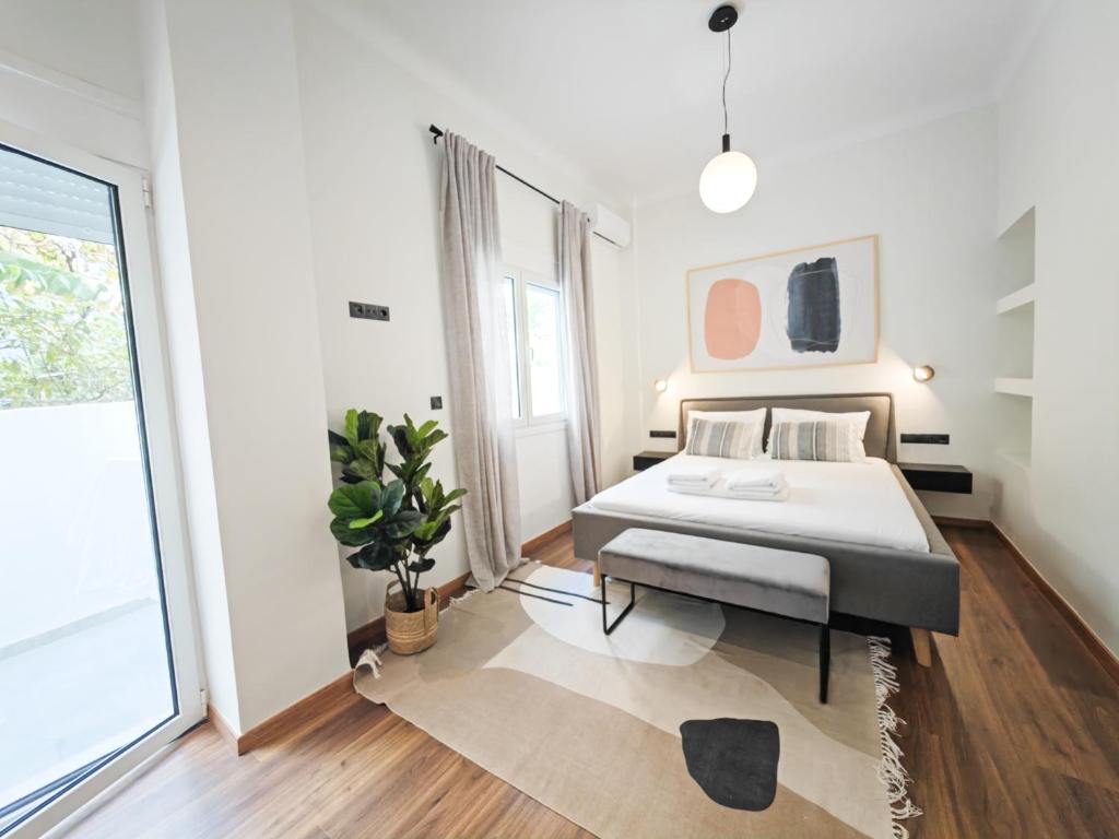 - une chambre avec un lit et une grande fenêtre dans l'établissement SAV12 Family Apartment Patisia Athens, à Athènes