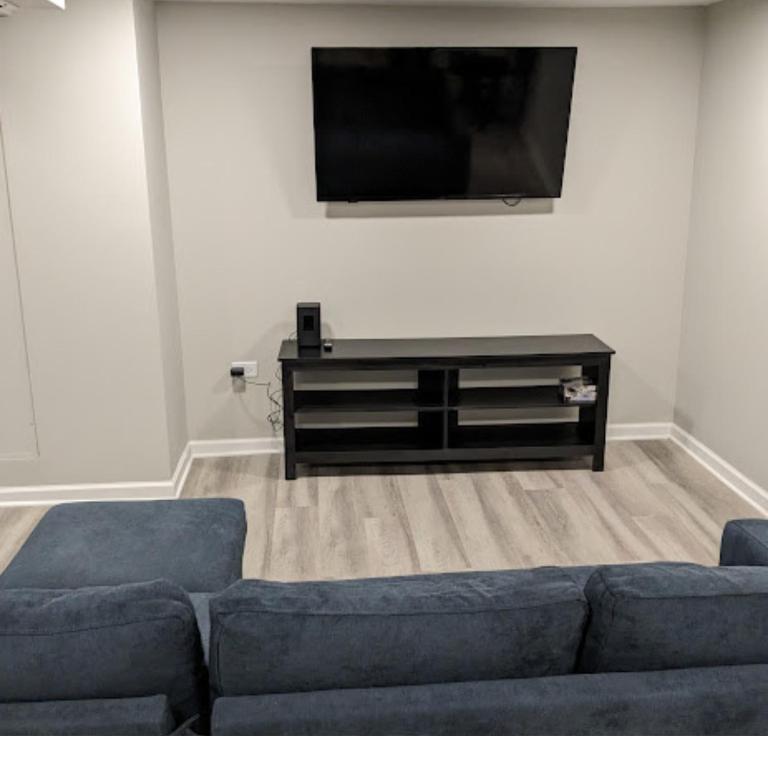 sala de estar con 2 sofás y TV de pantalla plana en Modern 2 BDRM Apartment in Chicago en Chicago