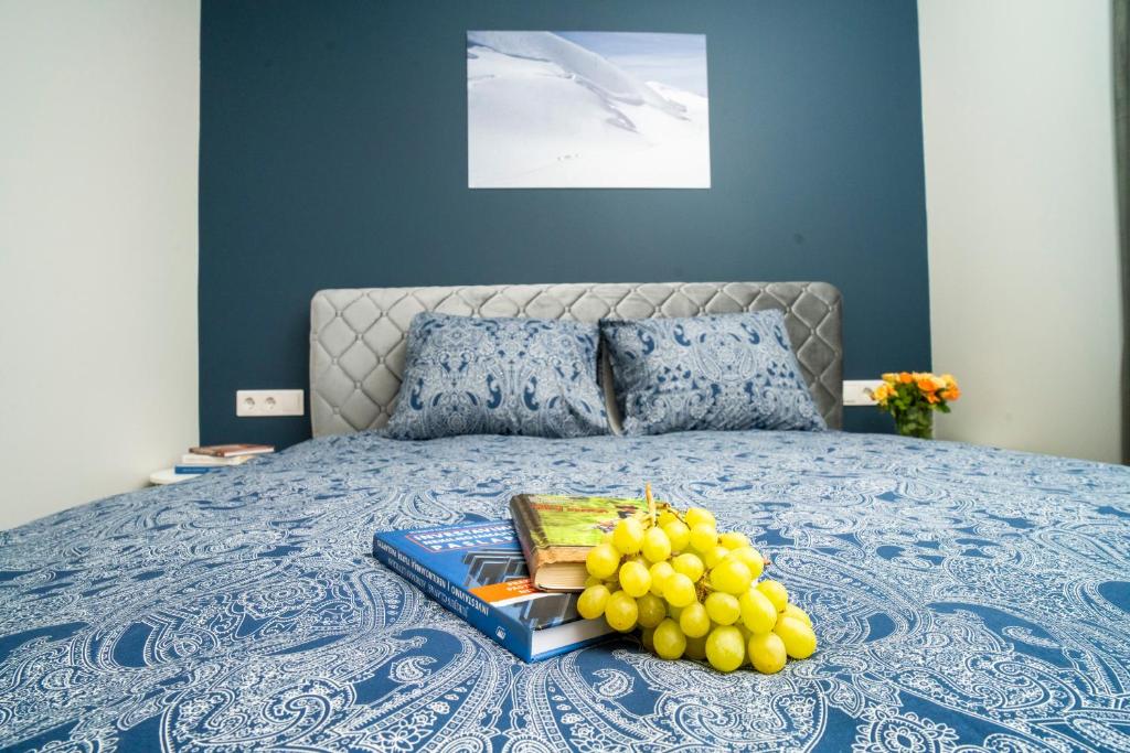 een dienblad met druiven op een bed bij Fort63 house in Kaunas