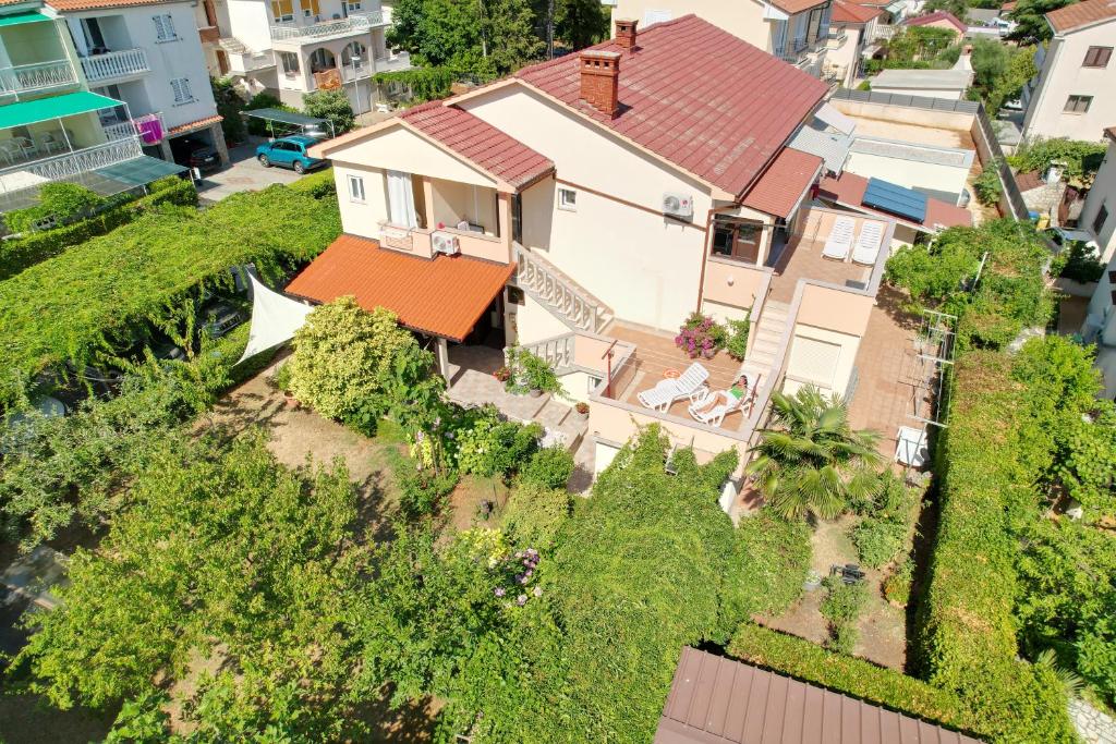 - une vue aérienne sur une maison avec une cour dans l'établissement Guest House Krk Town Centre, à Krk