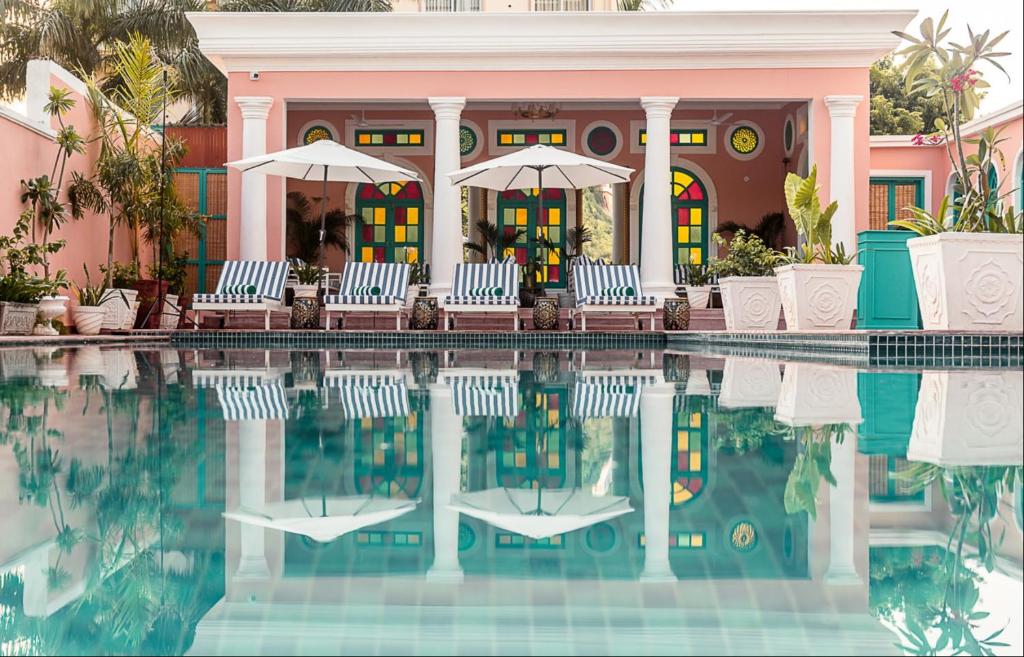 uma casa com cadeiras e uma piscina em HOTEL WHITE RABBIT em Pushkar