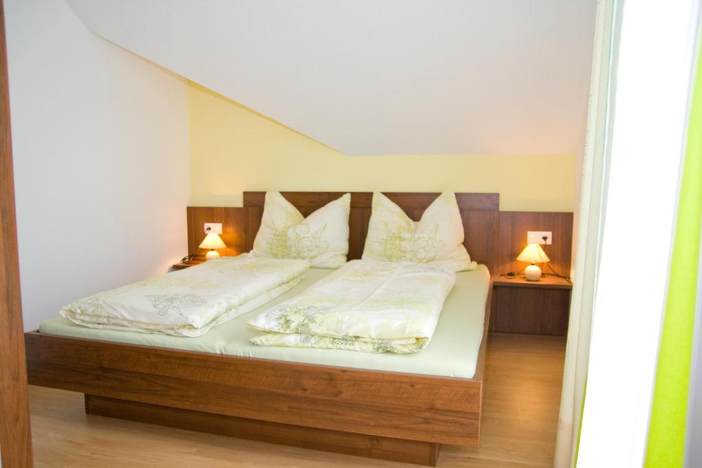 Кровать или кровати в номере Haus Diamant