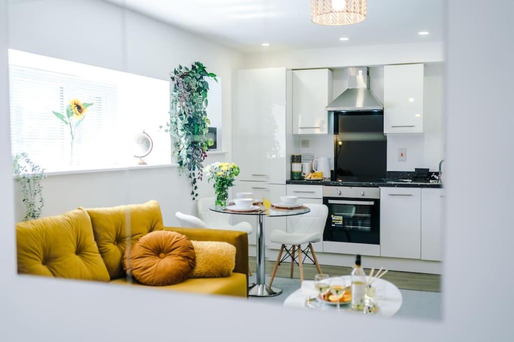 A cozinha ou kitchenette de Yellow Bridge - 2 Bed Luxury Apartment