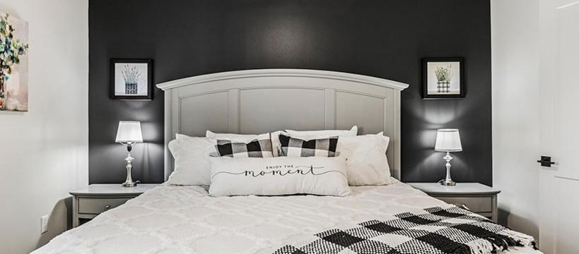 una camera da letto con un grande letto bianco con due lampade di *Dog Friendly*Modern home-Minutes to Dollywood, Gatlinburg, Smoky Mountains & Pigeon Forge! a Pigeon Forge