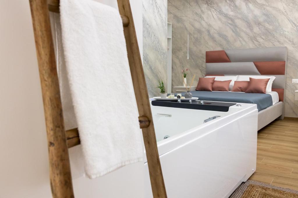 sala de estar con sofá y bañera en Sunbay Luxury Rooms, en Vieste