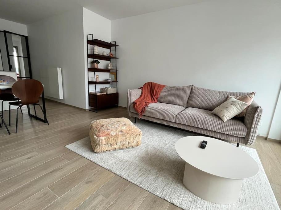 米德爾克爾克的住宿－Gezinsappartement in Middelkerke - Noort-C，客厅配有沙发和桌子
