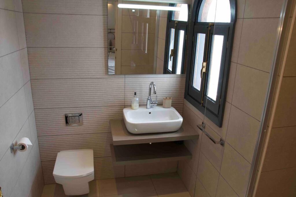 Koupelna v ubytování Villa with Private Pool and Amazing Mountain and Sea Views No Young Groups Allowed