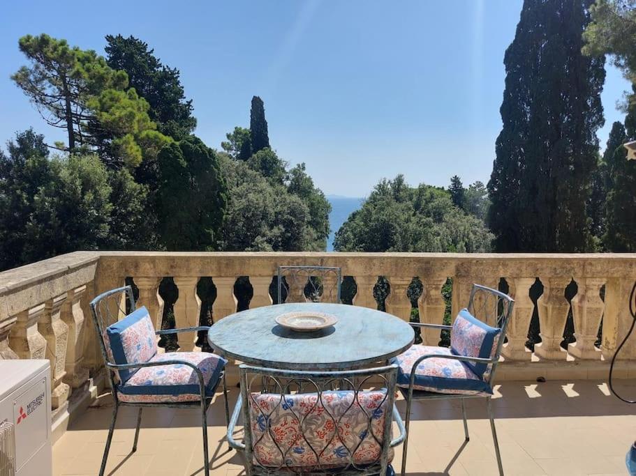 a patio with a table and chairs on a balcony at Appartamento La Vista in Cavo