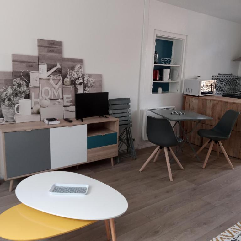 Cette chambre comprend un bureau, 2 chaises et une table. dans l'établissement Studio Dinard, à Dinard