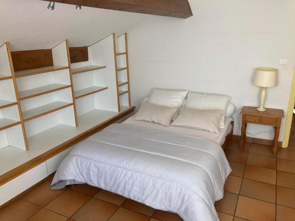 Postel nebo postele na pokoji v ubytov&aacute;n&iacute; La Grange des Auri&egrave;ges