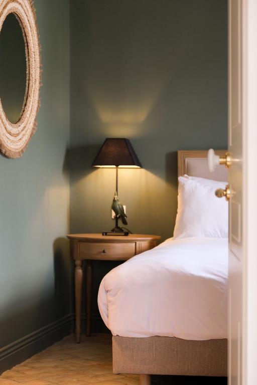 Postel nebo postele na pokoji v ubytování L'Abbaye Hôtel