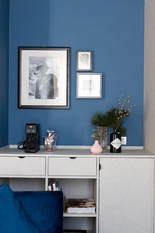 a blue wall with a white desk in a room at Hotel Tremoggia in Chiesa in Valmalenco