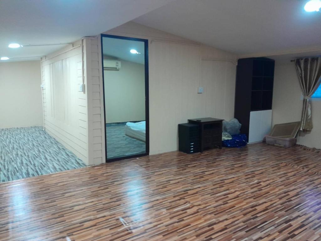 une chambre avec un miroir et une chambre avec du parquet dans l'établissement บ้านริมน้ำ โพธาราม, à Ban Khlong Ta Khot