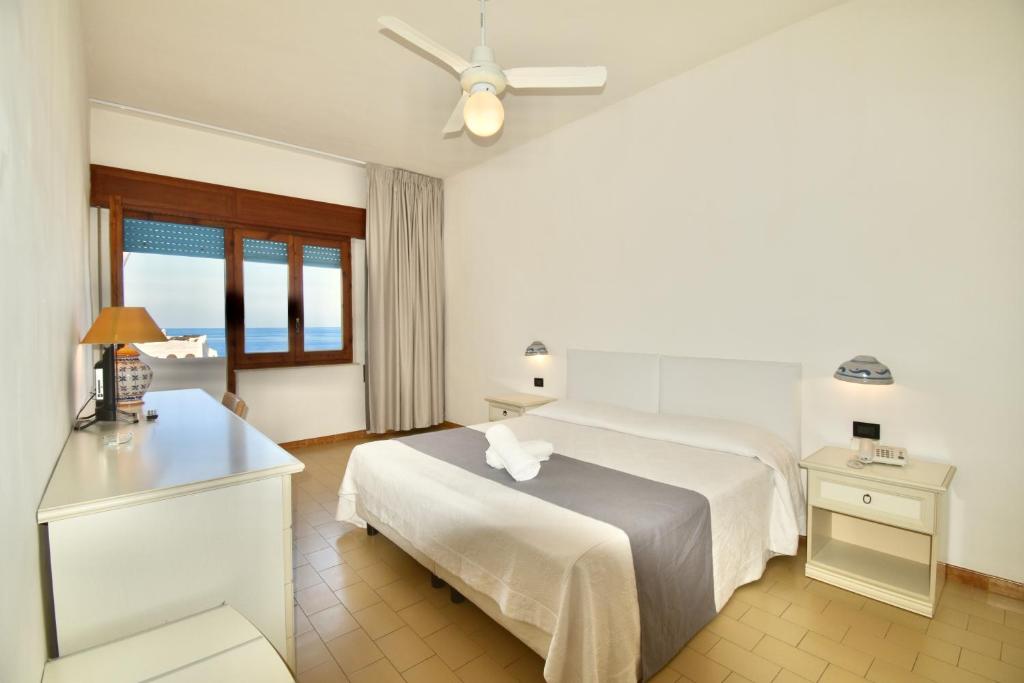 Cossyra Hotel - Vierpersoonskamer Met Uitzicht Op Zee