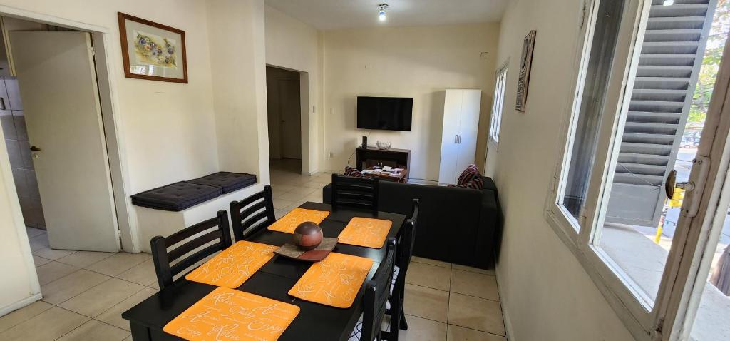 un comedor con mesa y sillas en una habitación en PLENO CENTRO Y MUY AMPLIO en Mendoza